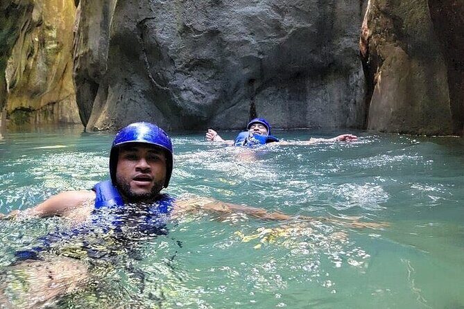 Adventure in the Damajagua Falls - Waterfall number 7: slides, jumps, swimming, and the 7-meter depth