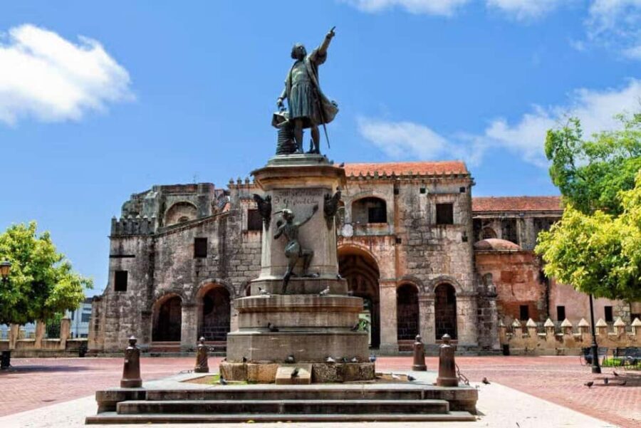 Colonial Zone: Historical Tour with a visit to the Columbus Lighthouse and Tres Ojos Park - Columbus Lighthouse: a monument that doubles as a museum