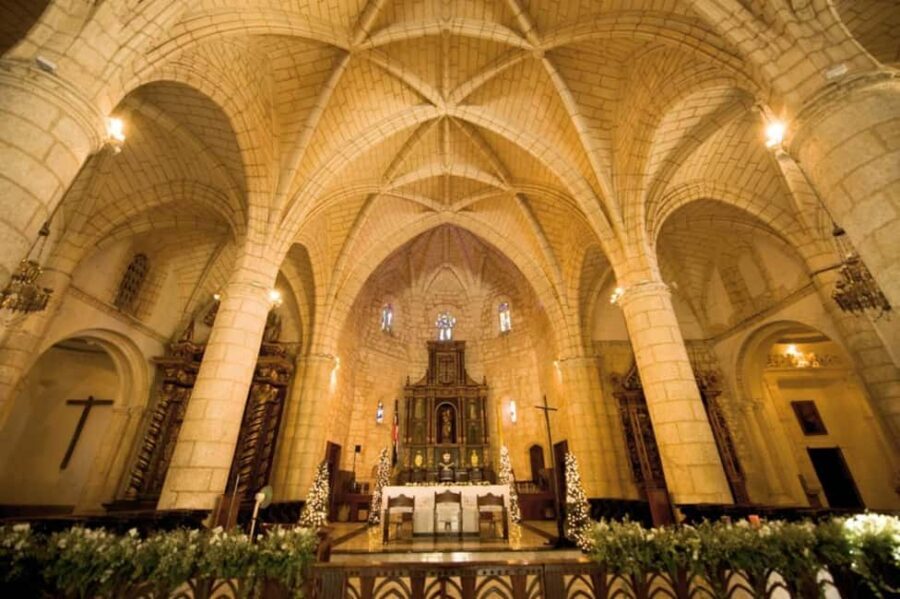 Colonial Zone: Historical Tour with a visit to the Columbus Lighthouse and Tres Ojos Park - First Cathedral, Alcázar de Diego Colón, and Calle Las Damas