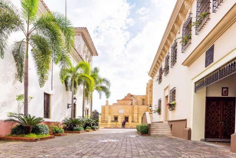 Colonial Zone: Historical Tour with a visit to the Columbus Lighthouse and Tres Ojos Park - Sundial (Reloj de Sol) and Plaza España: where you’ll meet and regroup