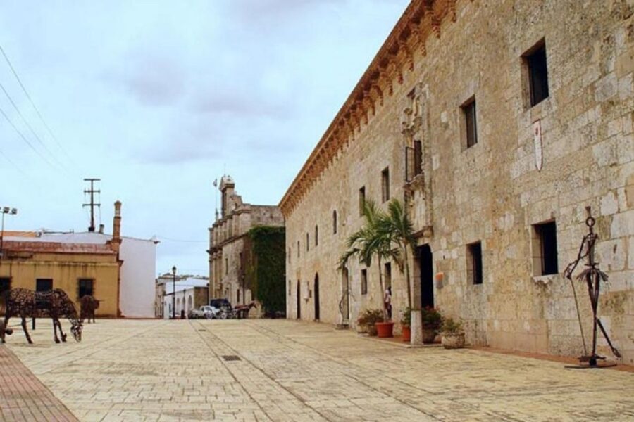 Discover Santo Domingo: Colonial History, Monuments & Lunch - Holy Cathedral Primada: first church energy, real-world scale