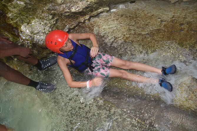 Excursion in Damajagua's 7 Waterfalls With Food Included DR! - Lunch included: the real value of eating before the day gets messy