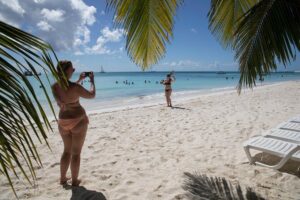 From Punta Cana: Saona Island & Altos de Chavon Day Trip with Lunch and Open Bar - Altos de Chavon: 40 minutes in a film-set village above the river