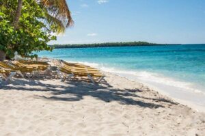 Full-Day Catalina Island Snorkeling Tour from La Romana - On board the Paradise: comfort, crowds, and staying out of trouble