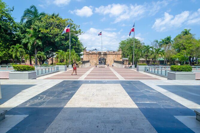 Full Day Santo Domingo City Tour: History of the Caribbean From Punta Cana - Stop 1: Tres Ojos National Park caves and the lake system
