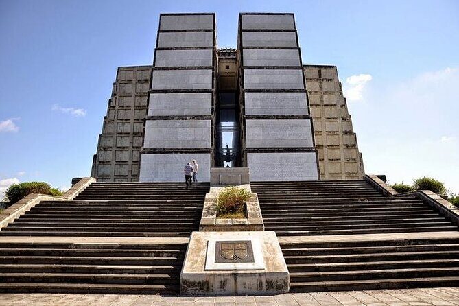 Historical Tour of Santo Domingo and 3 eyes Caves with Lunch - Zona Colonial walking: cathedral, pantheon, Alcázar de Colón, and convent streets