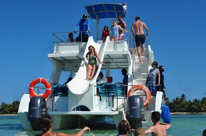 Party boat, Snorkeling, Sand-bar open bar in Bávaro Beach - How to get the most out of a party boat day
