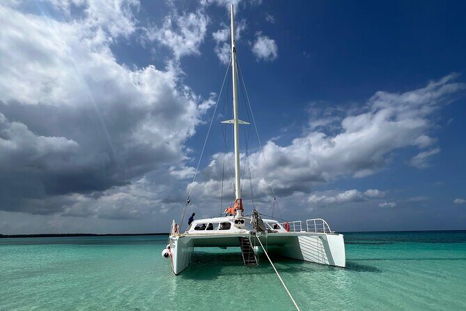 Private Catamaran Cruise to Bahia de las Aguilas - What your $1,500 group price really buys