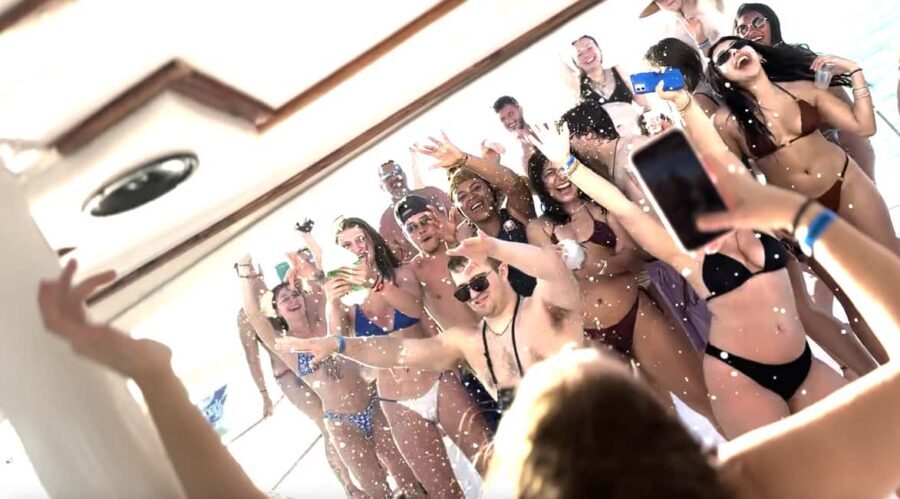 Punta Cana: Booze Cruise with Snorkel and Natural Pool Stop - Reef snorkeling in Bávaro: gear, time, and choice