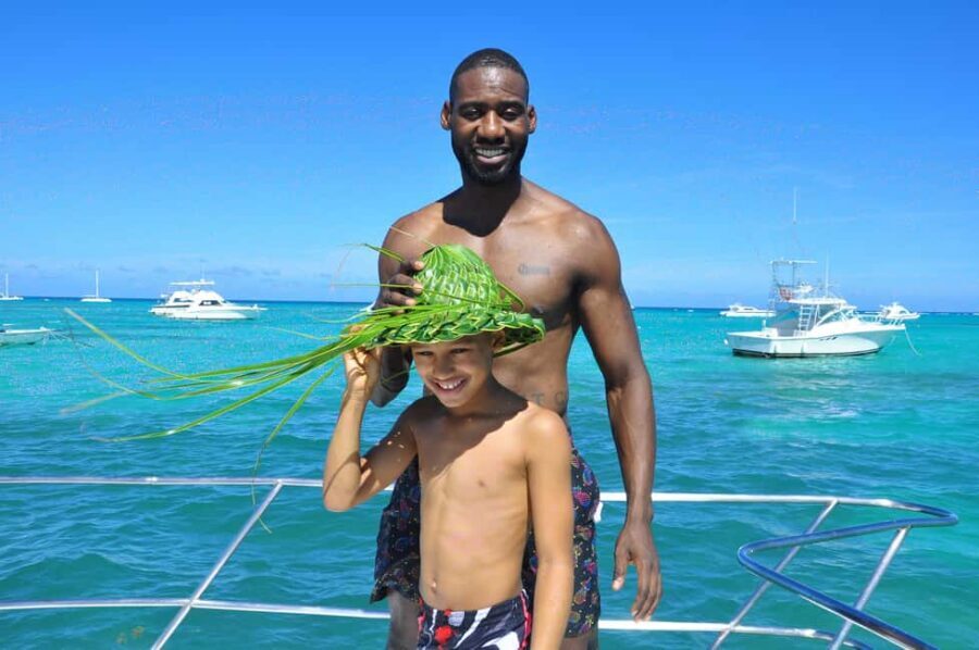 Punta Cana: Catamaran Tour with Reef Snorkeling and Open Bar - Food and Drinks: How They Keep the Day Comfortable