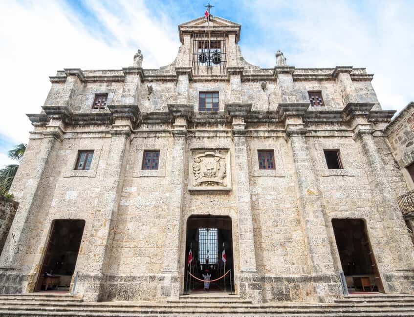 Santo Domingo: Colonial Zone Walking Tour with Tastings - Rum Museum lesson and tasting: Dominican rum from production to pour