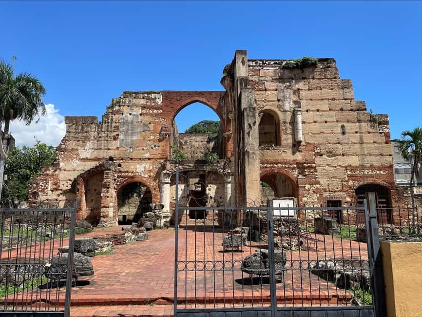 Santo Domingo: Historical City Tour - Basilica Cathedral of Santa María la Menor: the first big stop that matters