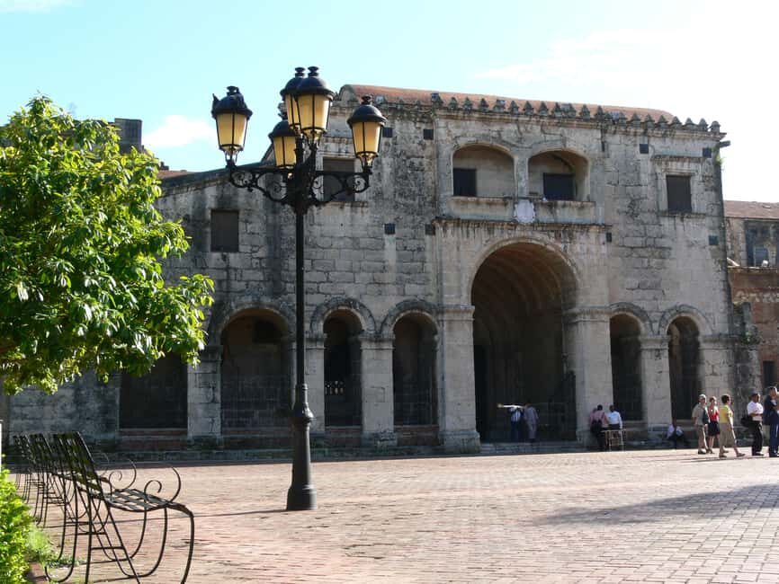 Santo Domingo: Historical City Tour - Alcázar de Colón and the National Pantheon: quick photo stops that still teach
