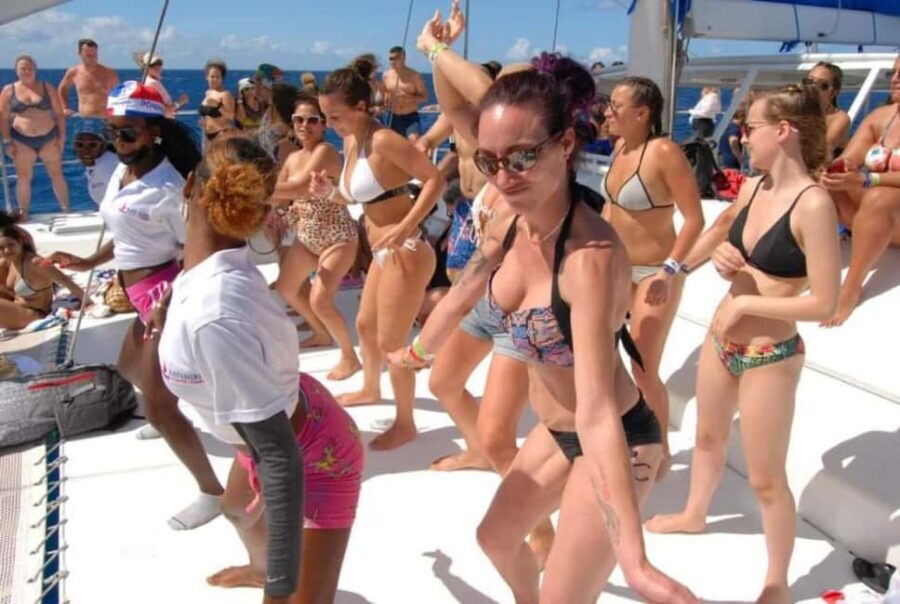 Saona Island: Catamaran/Speedboat Tour to a Dream Beach - Food and drinks: open bar plus beach buffet (and how to make it work)