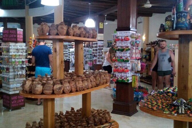 Shopping Tour In Don Lucas Cigar Factory, Rum tasting, Cocoa factory, Souvenirs - Coffee, Amber, and Larimar: how to shop without getting lost