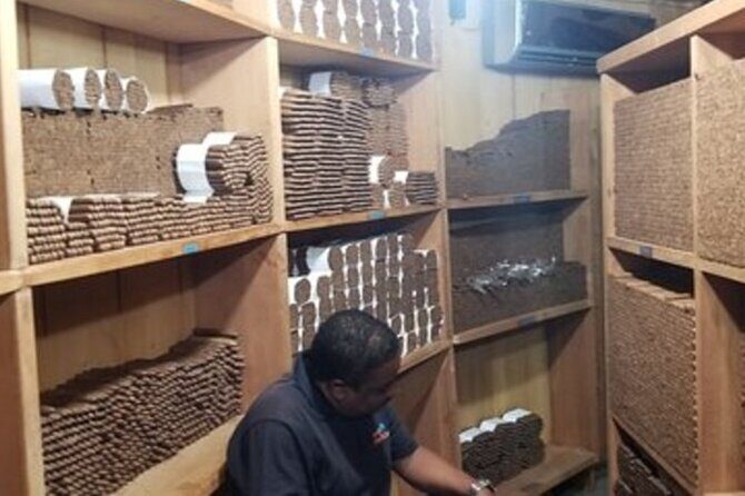 Shopping Tour In Don Lucas Cigar Factory, Rum tasting, Cocoa factory, Souvenirs - The culture corners: mud-and-clay crafts and a painter’s moment