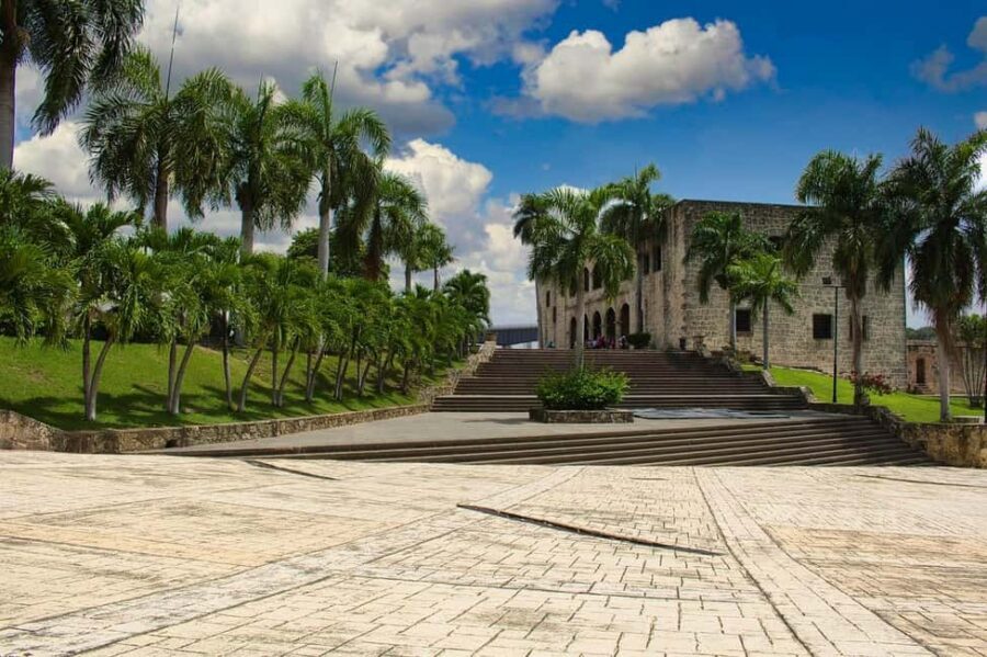 Zona Colonial Hictorical Tour with a local artist - Price and value: what $30 buys you in real time