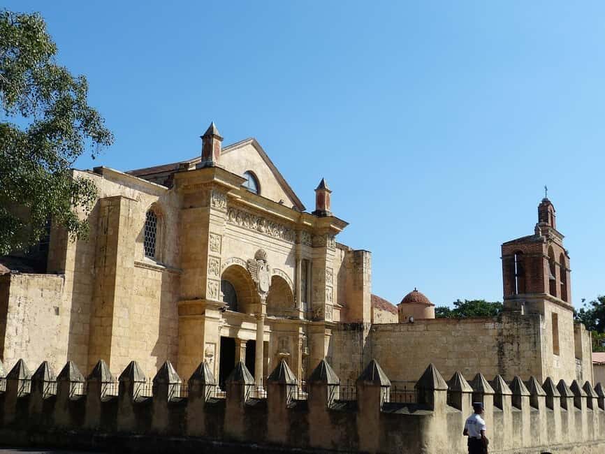 Zona Colonial Hictorical Tour with a local artist - What it feels like in your day: timing, pace, and group size