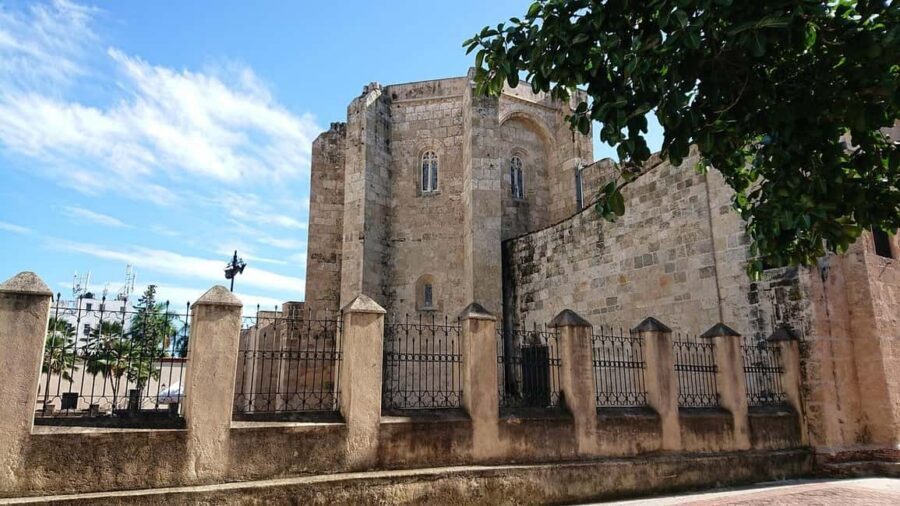 Zona Colonial Hictorical Tour with a local artist - The storyline: from 1492 Spanish arrival to 1965 April Revolution