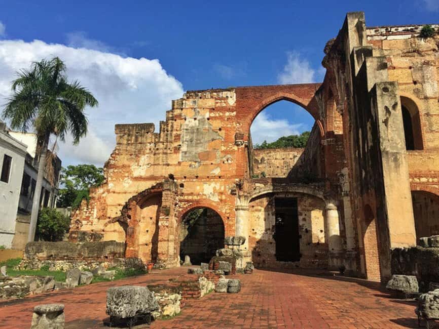Zona Colonial: Recorrido Histórico con Chocolate y Mamajuana - Key things you’ll notice right away